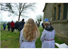 Bittprozession an der Weingartenkapelle (Foto: Karl-Franz Thiede)